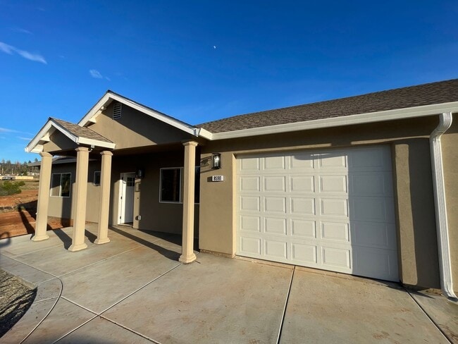 Building Photo - 8588-8590 Ridgecrest Dr