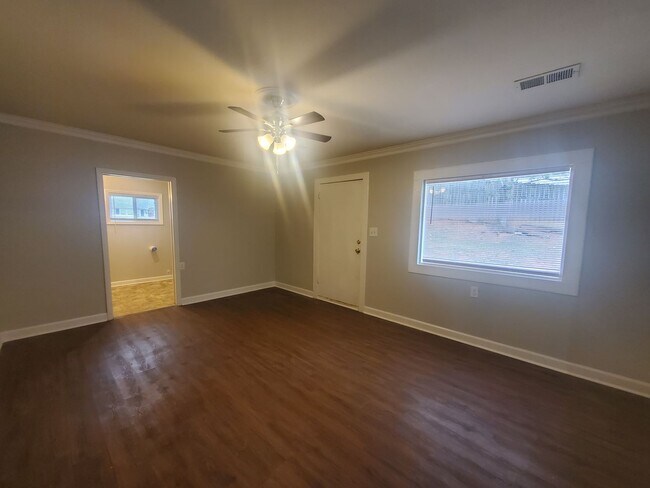 Building Photo - 3 Bedroom 2 Bath House