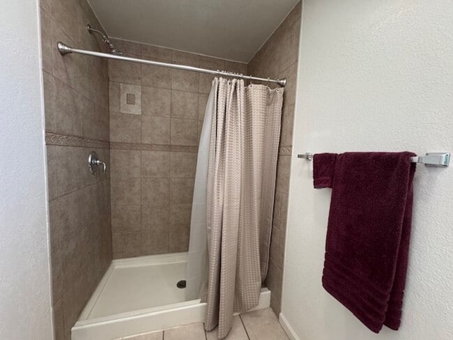 Building Photo - 4BR plus Bonus Room, 4 BA incls  Fully Furnished Casita, Garage, Colorado River!!