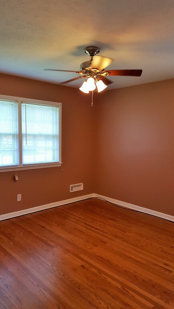 Building Photo - Great, 3 Bedrooms, 1.5 Baths, Brick Ranch ...