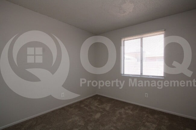 Building Photo - 744 W Oxford Dr