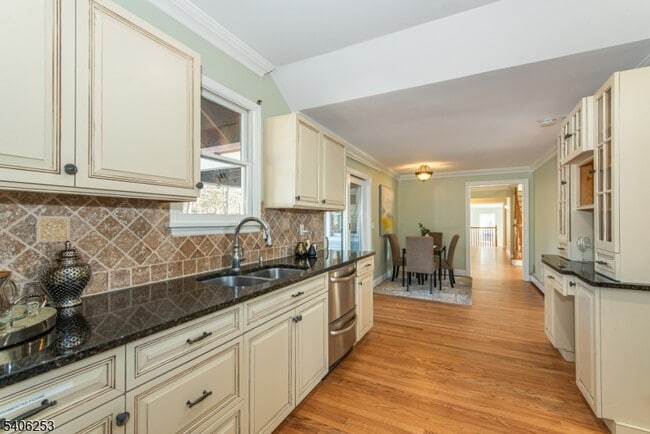 Building Photo - 414 Mineral Springs Dr