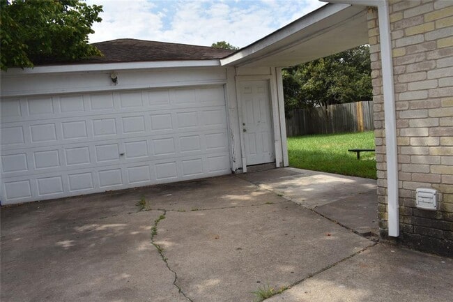 Building Photo - 10427 Huntington Wood Dr