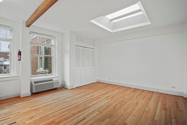 Building Photo - Amazing One-Bedroom Adams Morgan Unit! - W...