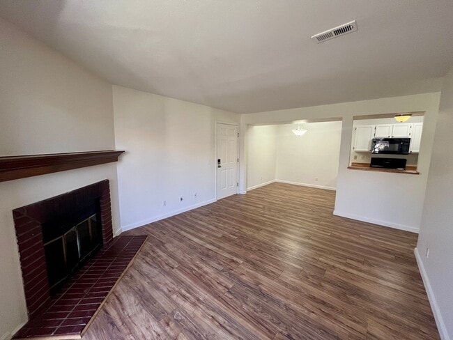 Building Photo - $500 Move in Special - 2nd Floor 1bed/1bath with Laundry and Parking!