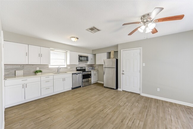 Building Photo - 5054 Pine Cliff Dr