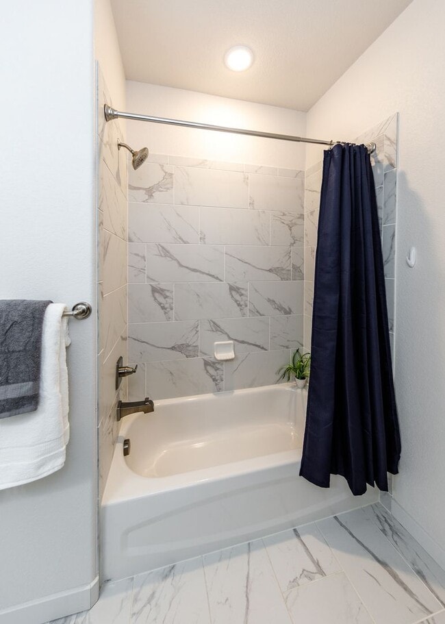 Building Photo - FULLY FURNISHED 3 Bed Luxury End Unit Townhome backs to Nature