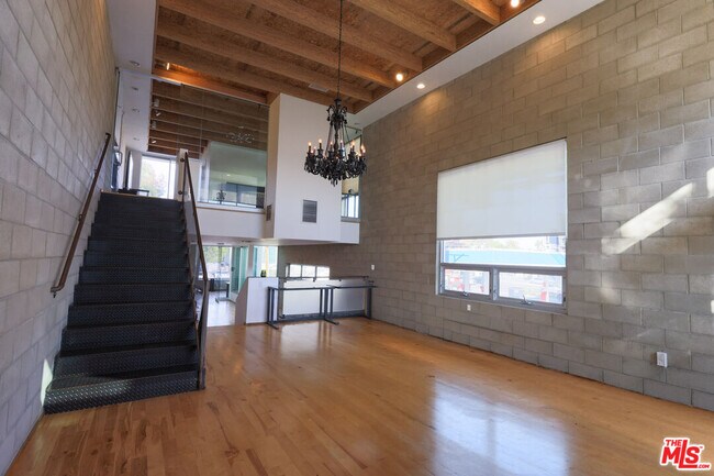 Building Photo - 6615 Melrose Ave