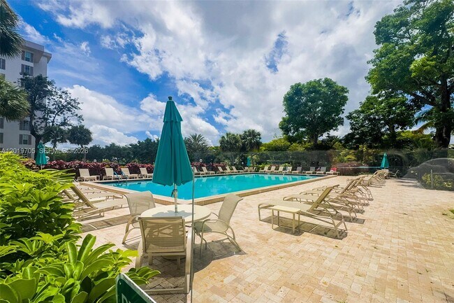 Building Photo - 3200 N Palm Aire Dr