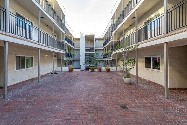 Building Photo - Fully remodeled 2BR/2BA Condo in prime West Hollywood!