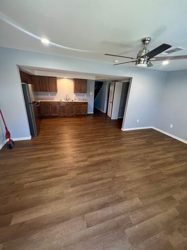 Building Photo - 4 Bedroom 2.5 Bath Townhouse