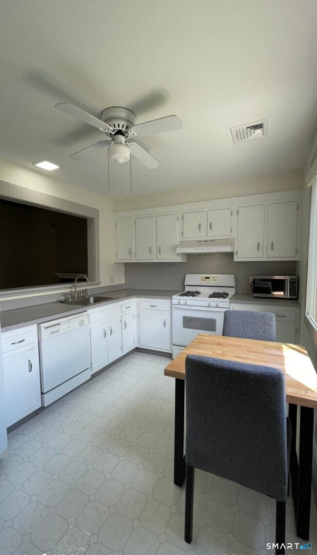 Building Photo - 14b Algonquin Ln