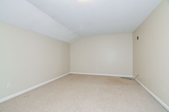 Building Photo - Townhouse w/ 1 Car Garage