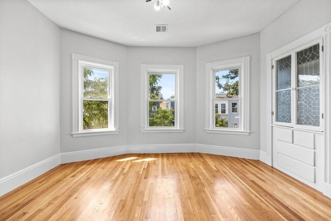 Building Photo - 67 Romsey St