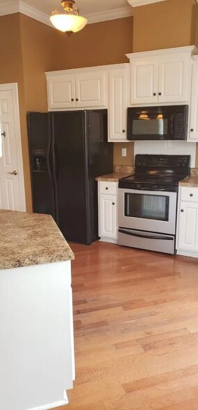 Building Photo - 2427 River Birch Dr