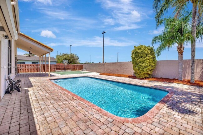 Building Photo - 10425 Bermuda Dr