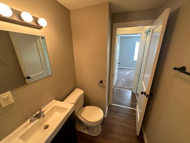 Building Photo - 1807 N Underhill St