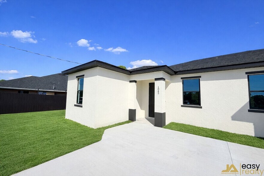 Building Photo - 1045 Jaguar Blvd