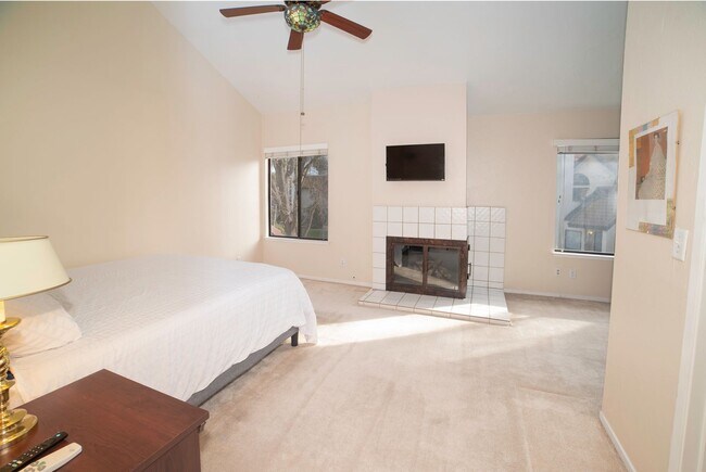 Building Photo - 3/2.5 Executive Condo in Downtown Fresno (...