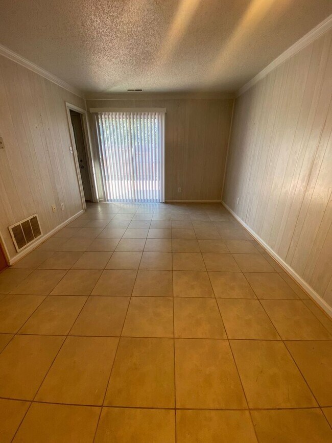 Building Photo - 2 Bedroom 1.5 Bath Townhome