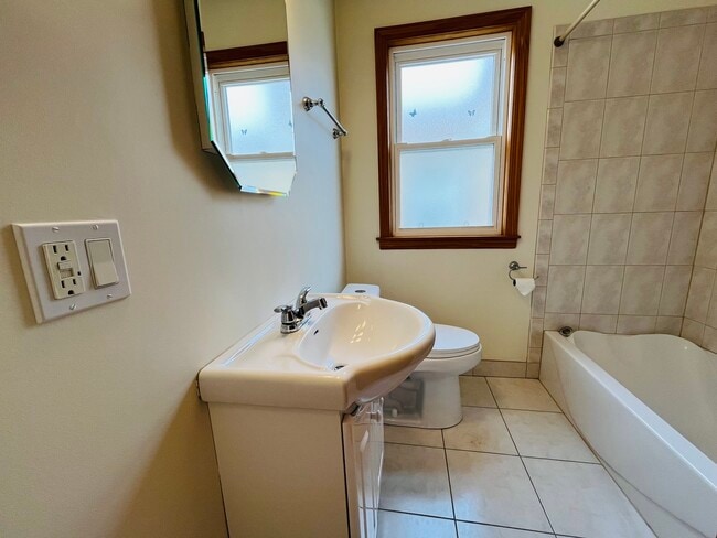 Building Photo - 5504 W Sunnyside Ave