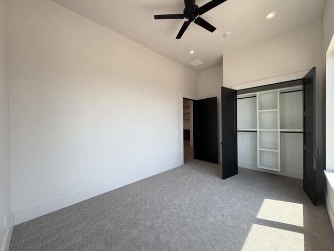Building Photo - 188-3550 3550 N