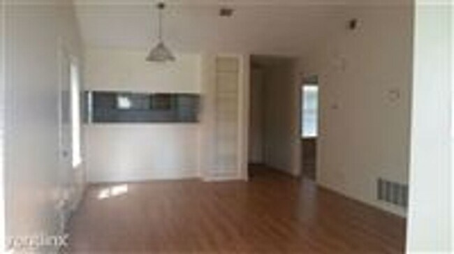 Building Photo - Great 2 bedroom duplex in convenient location