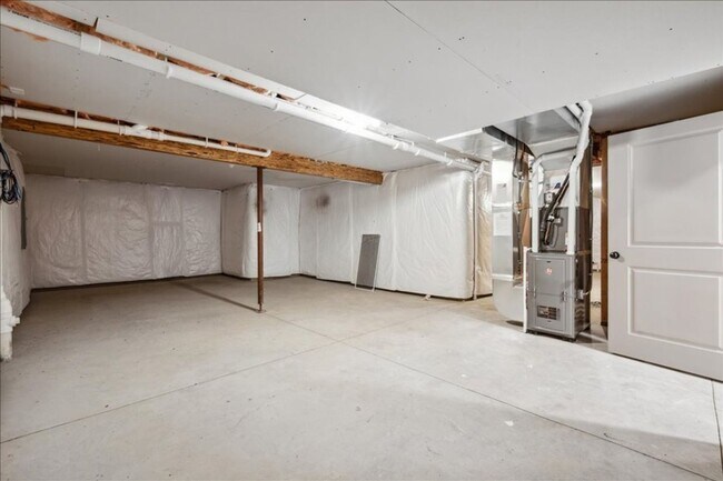 Building Photo - FINISHED BASEMENT!! 4 Bed, 3 Bath Townhome in Ankeny