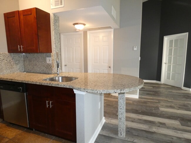 Building Photo - 2831 N Oakland Forest Dr