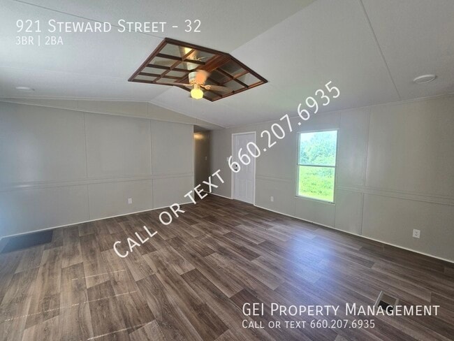 Building Photo - 921 Steward St