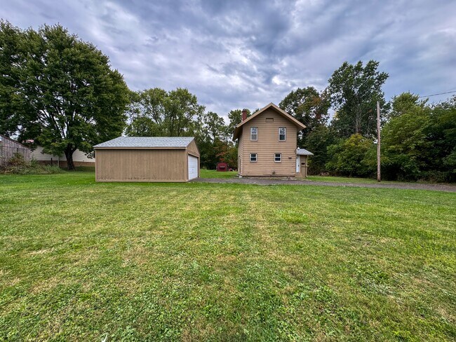 Building Photo - 2957 Greenfield Ave