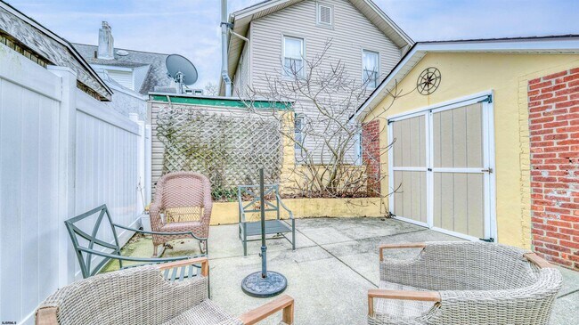 Building Photo - 120 N Newport Ave