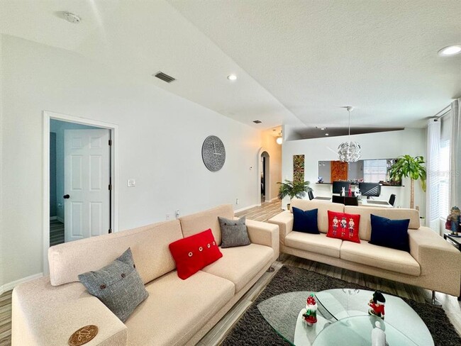 Building Photo - 30912 Bridgegate Dr