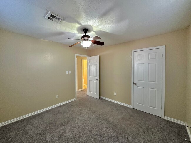 Building Photo - 4 Bedroom