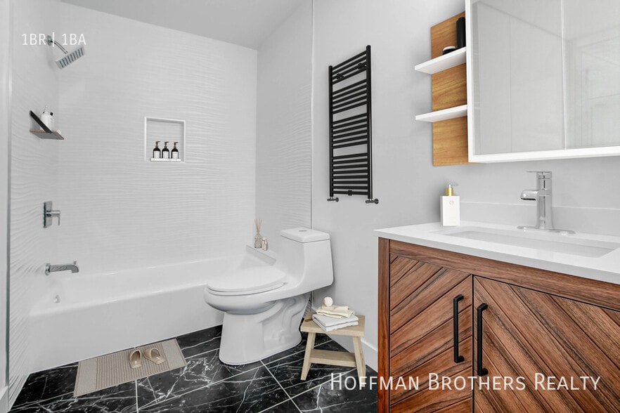 Building Photo - 5926 S Hoover St