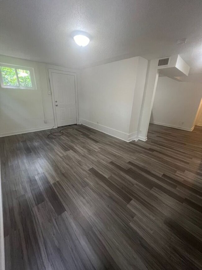 Building Photo - Newly Remodeled 2 Bedroom 1 Bath *Water In...