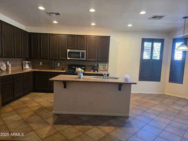 Building Photo - 1162 E Springfield Pl