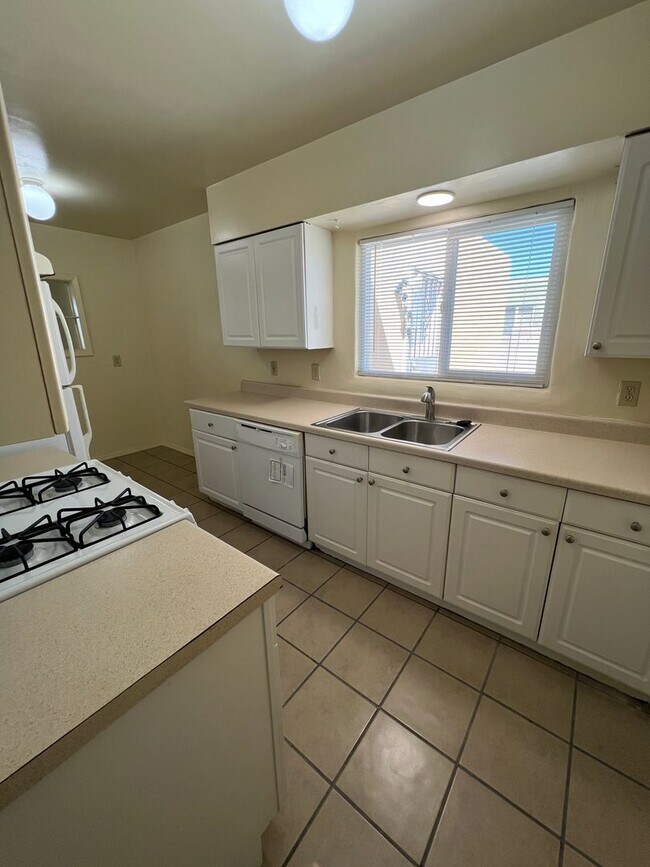 Building Photo - Nice 3 bedroom 1 3/4 Bath 2 Car Garage with large front and back yard!