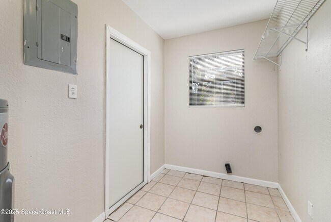 Building Photo - 3648 Tomlin Dr
