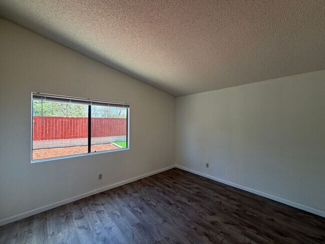 Building Photo - 720 Valley Crest Dr