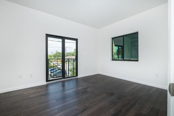 Building Photo - 1036 NE 33rd St