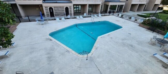 Building Photo - Newly Renovated Condo Located In Highly Desirable Area Of Forest Acres!