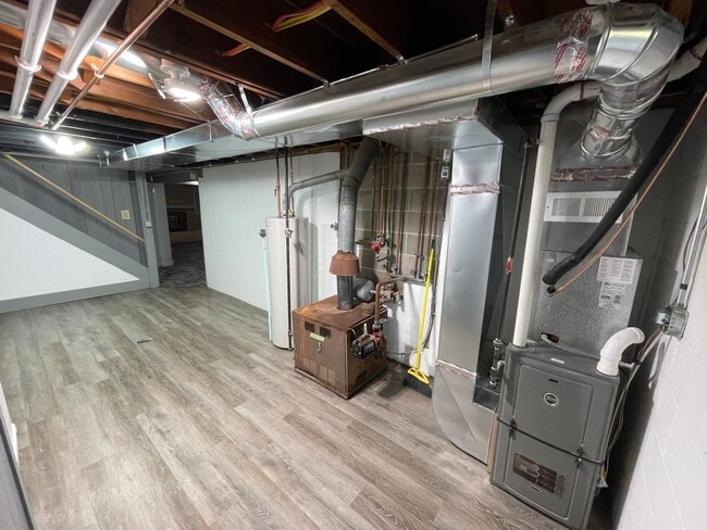 Building Photo - Raised Ranch with a 2 car attached garage in PV Schools