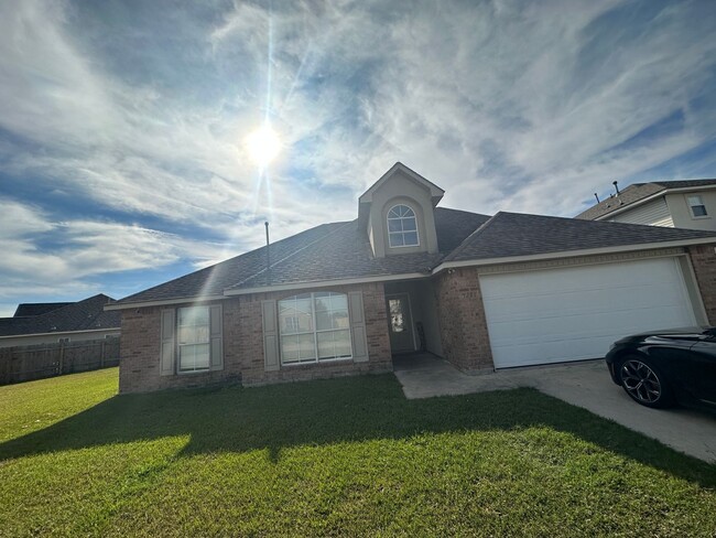 Building Photo - Beautiful Brick 4 Bedroom/2 Bath home in A...