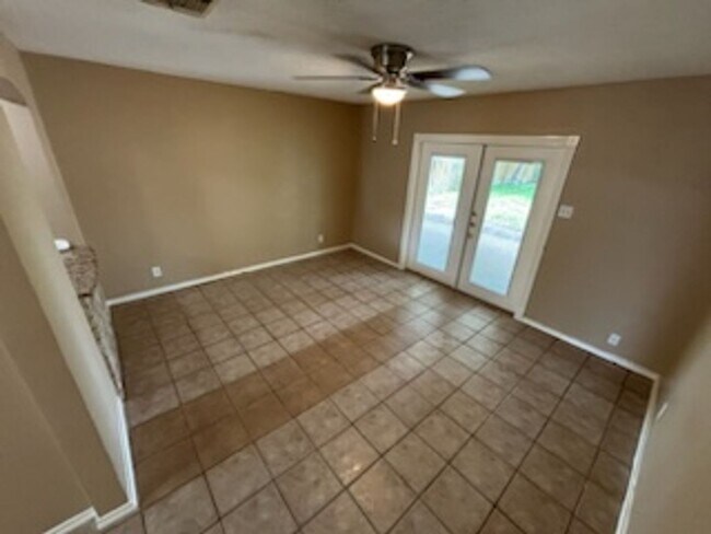 Building Photo - Inside loop 410/ Single story