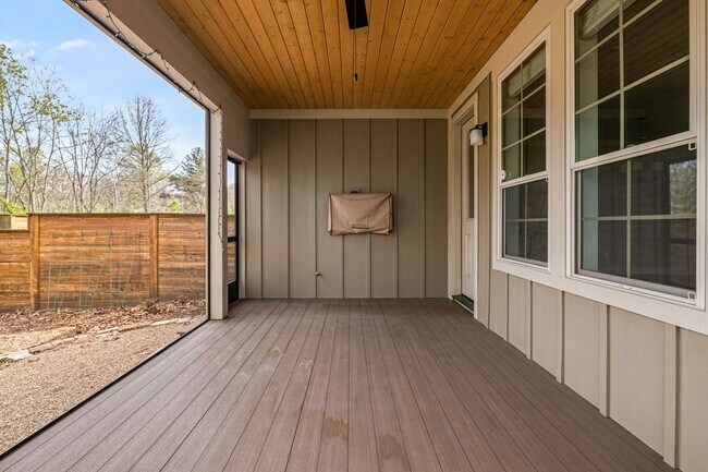 Building Photo - Stunning 3-Bedroom Townhome in Black Mountain's Sweet Birch Commons