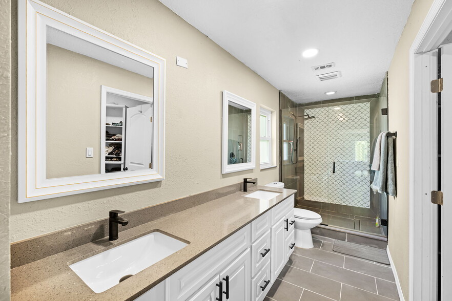 Building Photo - 485 Lakeshore Dr