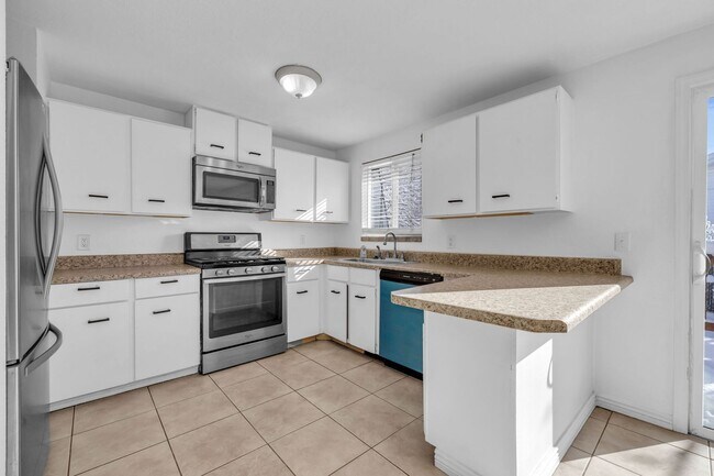 Building Photo - 5 Bedroom 3 Bathroom Home in Sandy!