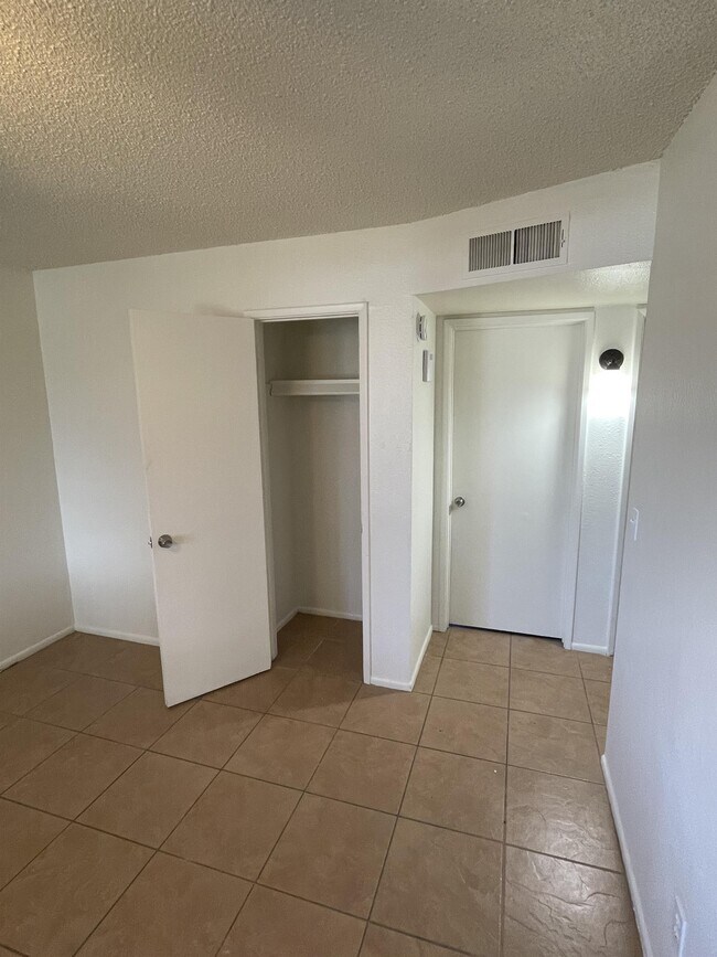 Building Photo - 1520 W 5th St