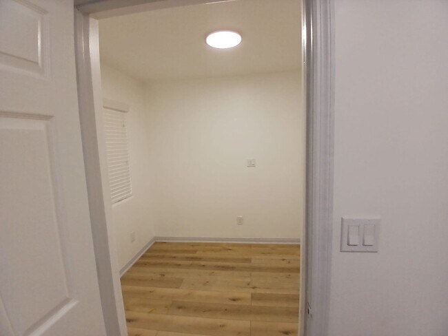 Building Photo - Beautiful Newly Renovated 1 Bedroom in Lon...